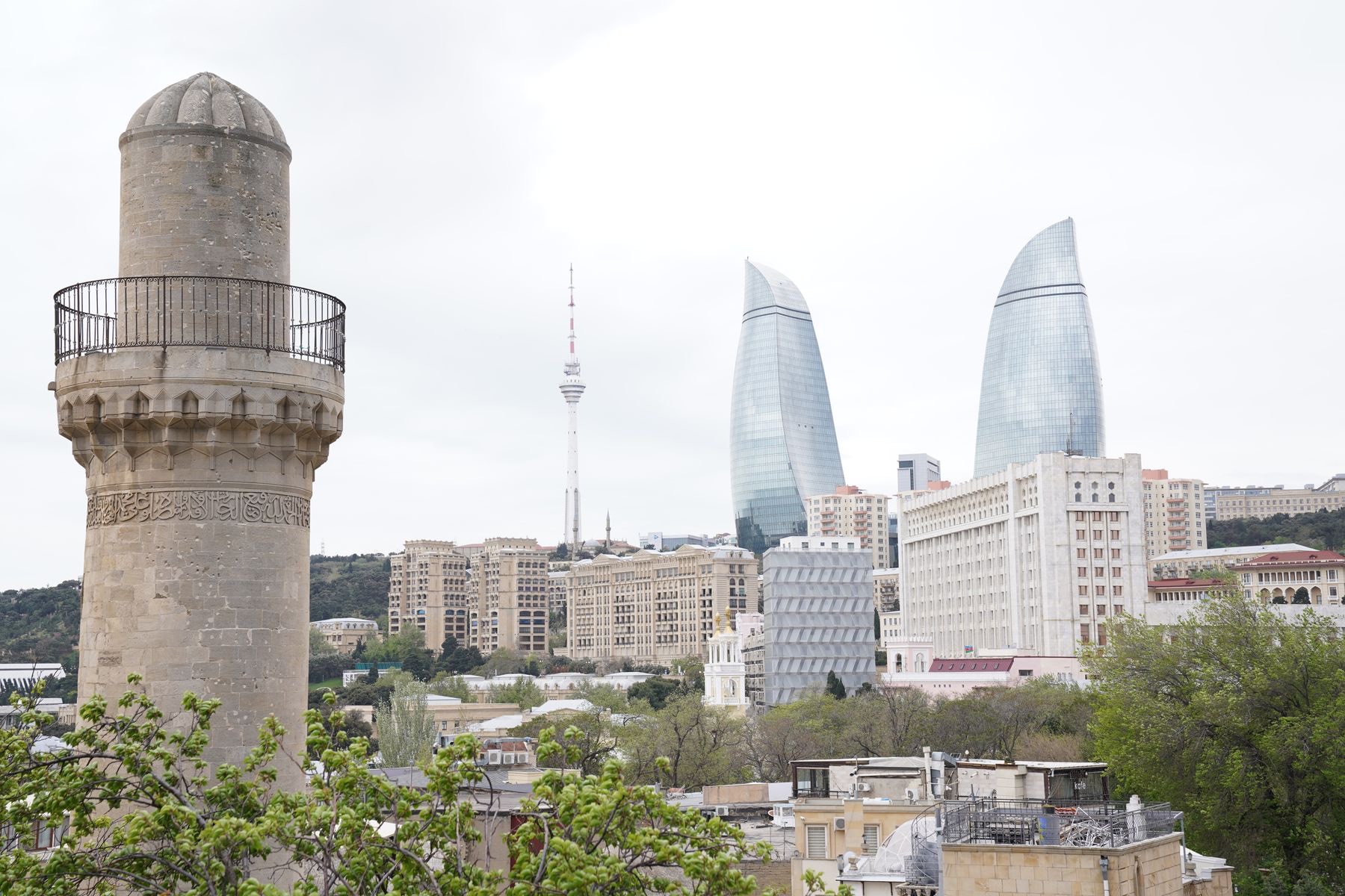 Баку: минарет Старого города, телебашня и Flame Towers в дневном свете